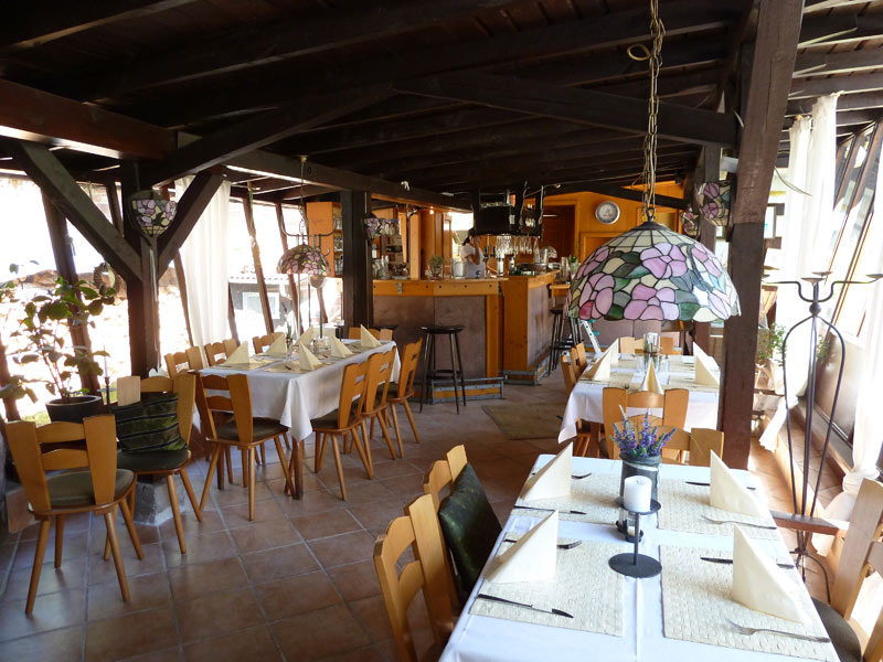 Unser rustikales Restaurant Ulfenbachstube mit offenem Kamin, kleiner Bar und einem gemütlichen Biergarten bietet heimische und internationale Küche