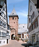 Der alte Hirschhorner Stadtturm dient heute noch als Kirchturm